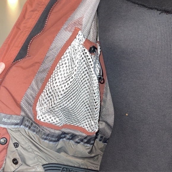 Marmot mens or women’s windbreaker jacket red and grey in color With pockets - Picture 8 of 11
